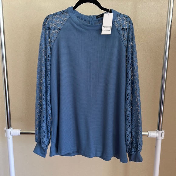 Blue woman’s long lace sleeve shirt - Picture 1 of 3